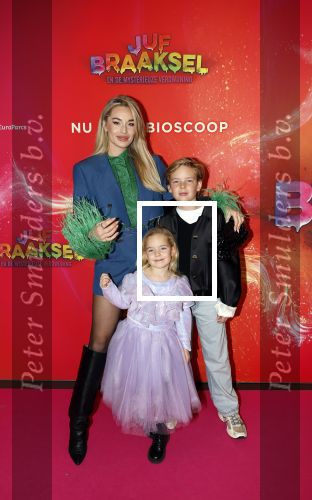 Amsterdam 7 december 2025
Premiere Juf Braaksel in Pathe Noord . Stevie v Zweden met hun kinderen