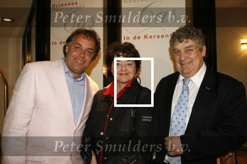 Amsterdam 9 april 2006
Chez Cas in de kersentuin met allemaal oude artiesten en relaties van Tonny Eyk.
Aad Ouborg met Teddy Scholten
Peter Smulders bv