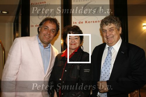 Amsterdam 9 april 2006
Chez Cas in de kersentuin met allemaal oude artiesten en relaties van Tonny Eyk.
Aad Ouborg met Teddy Scholten
Peter Smulders bv