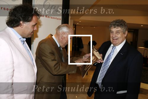 Amsterdam 9 april 2006
Chez Cas in de kersentuin met allemaal oude artiesten en relaties van Tonny Eyk.
Jan Derksen en Aad Ouborg
Peter Smulders bv