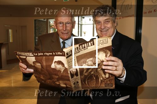 Amsterdam 9 april 2006
Chez Cas in de kersentuin met allemaal oude artiesten en relaties van Tonny Eyk.
Jan Derksen
Peter Smulders bv