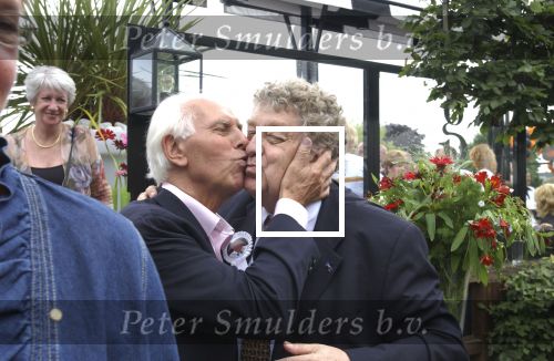 Ouderkerk a/d Amstel, 3 Juli 2005
Met een groot feest bij restaurant Paardenburg  werd de 65e verjaardag van Tonny Eyk gevierd.Er waren vele prominenten o.a.oud diamantair Fred Stoeltie