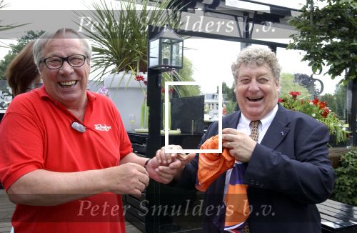 Ouderkerk a/d Amstel, 3 Juli 2005
Met een groot feest bij restaurant Paardenburg  werd de 65e verjaardag van Tonny Eyk gevierd.Er waren vele prominenten o.a.Piet Romer