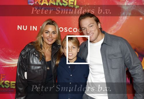 Amsterdam 7 december 2025
Premiere Juf Braaksel in Pathe Noord . Willem Slger met vrouw en zoon