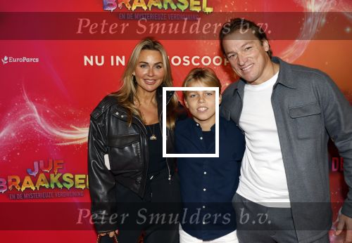 Amsterdam 7 december 2025
Premiere Juf Braaksel in Pathe Noord . Willem Slger met vrouw en zoon