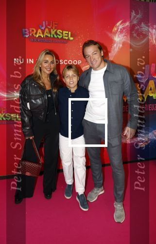 Amsterdam 7 december 2025
Premiere Juf Braaksel in Pathe Noord . Willem Slger met vrouw en zoon