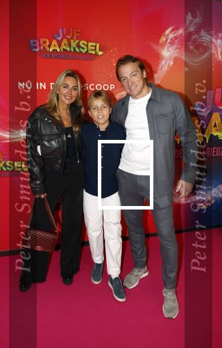 Amsterdam 7 december 2025
Premiere Juf Braaksel in Pathe Noord . Willem Slger met vrouw en zoon