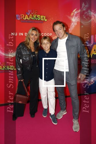 Amsterdam 7 december 2025
Premiere Juf Braaksel in Pathe Noord . Willem Slger met vrouw en zoon