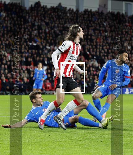 Eindhoven, 9 December 2025
PSV-Atletico Madrid, eindstand 2-3 CL
Championsleague
Yarek Gasiorowski in duel met Alexander Sorloth