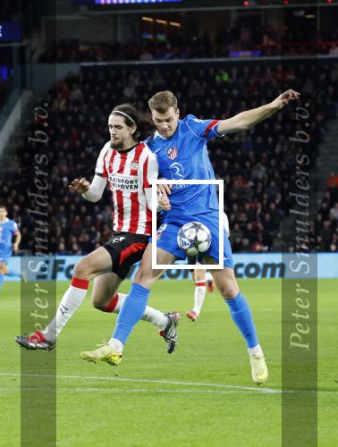 Eindhoven, 9 December 2025
PSV-Atletico Madrid, eindstand 2-3 CL
Championsleague
Yarek Gasiorowski in duel met Alexander Sorloth