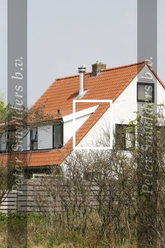 Bergen aan zee 6 mei 2006
Youp van t Hek  en  Debbie Petter hun vakantiehuis. op de schoorsteen zitten 2 witte duiven
Peter Smulders bv