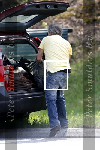 Bergen aan zee 6 mei 2006
Youp van t Hek  brengt het grove vuil naar de stortplaats. Onderweg springt de achterklep van zijn auto open en verliest hij o a een broodtrommel
Peter Smulders bv