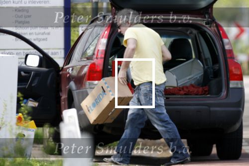 Bergen aan zee 6 mei 2006
Youp van t Hek  brengt het grove vuil naar de stortplaats
Peter Smulders bv