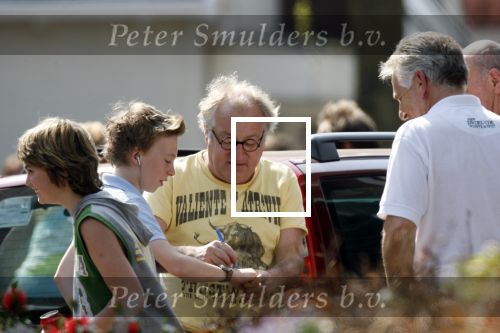 Bergen aan zee 6 mei 2006
Youp van t Hek boodschappen doen in Bergen. Youp deelt handtekeningen uit aan jeugdige fans
Peter Smulders bv