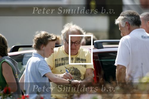 Bergen aan zee 6 mei 2006
Youp van t Hek boodschappen doen in Bergen. Youp deelt handtekeningen uit aan jeugdige fans
Peter Smulders bv