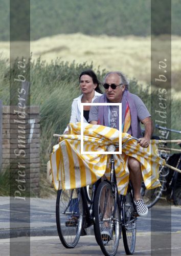Bergen aan Zee 31 juli 2007
Youp van t Hek en zjn vrouw Debbie Petter op het strand.
Peter Smulders bv