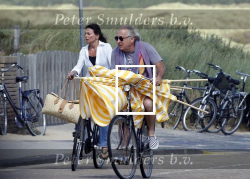 Bergen aan Zee 31 juli 2007
Youp van t Hek en zjn vrouw Debbie Petter op het strand.
Peter Smulders bv