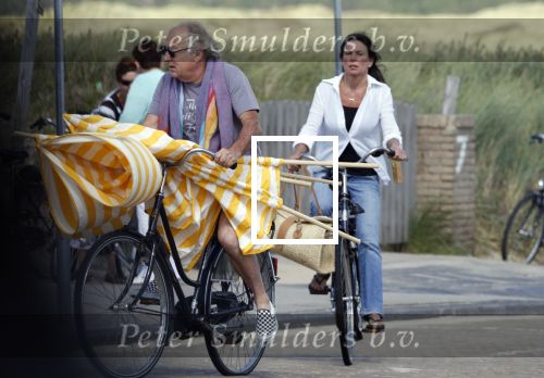 Bergen aan Zee 31 juli 2007
Youp van t Hek en zjn vrouw Debbie Petter op het strand.
Peter Smulders bv