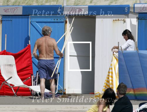 Bergen aan Zee 31 juli 2007
Youp van t Hek en zjn vrouw Debbie Petter op het strand.
Peter Smulders bv