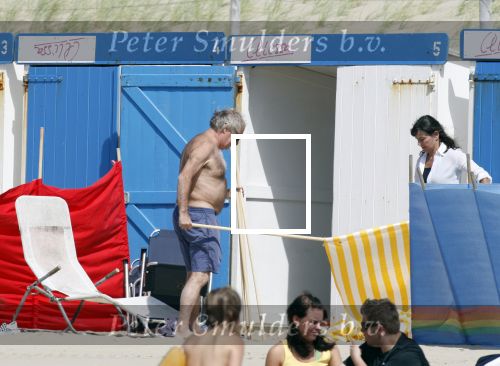 Bergen aan Zee 31 juli 2007
Youp van t Hek en zjn vrouw Debbie Petter op het strand.
Peter Smulders bv
