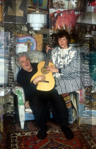 Den Ilp, 8 Januari 1997
Anton Heyboer met zijn gitaar en zijn nieuwste bruid