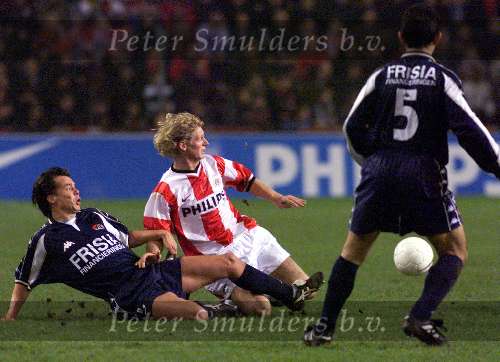 Eindhoven, 2 februari 1999
PSV-AZ, eindstand 2-0 KNVB-beker 3e ronde
Bjorn v d Doelen in duel met Michael Buskermolen