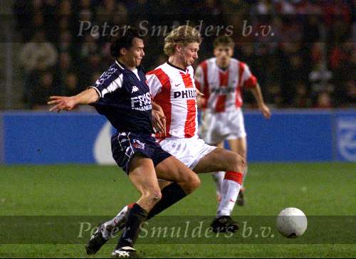 Eindhoven, 2 februari 1999, eindstand 2-0 3e ronde KNVB-beker.
Bjorn v d Doelen  in duel met Michael Buskermolen