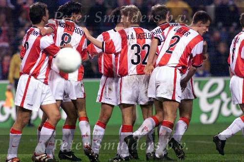 Eindhoven, 2 februari 1999
Blijdschap bij de psv-ers Arnold Bruggink,Ruud v Nistelrooy, Bjorn v d Doelen en Andre Ooijer