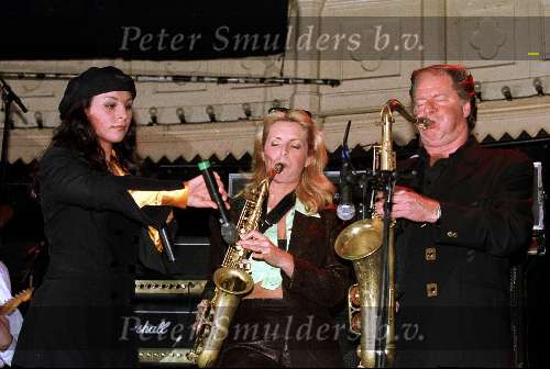 Candy Dulfer met haar vader Hans Dulfer en Trijntje Oosterhuis
1999