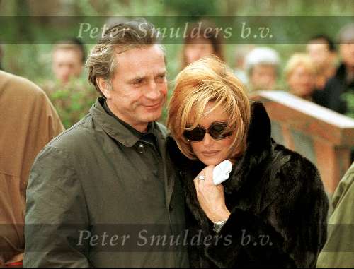 Connie Breukhoven samen met haar man Hans Breukhoven op de begrafenis van Frits Hirschland.