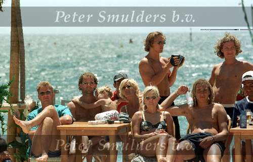 Voetballers in de zon in Juan les pain 1996
op de foto v.l.n.r.: Frank de Boer, Danny Blind met dochter en vrouw, Boudewijn Zenden, Henrik Larsson en vrouw en gedeeltelijk Orlando Trustfull