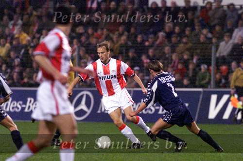 Eindhoven, 2 februari 1999
PSV-AZ, eindstand 2-0 KNVB-beker 3e ronde
Dmitri Khokhlov in duel met Fernando Ricksen