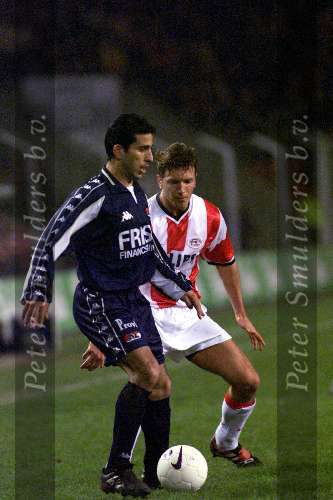 Eindhoven, 2 februari 1999
PSV-AZ, eindstand 2-0 KNVB-beker 3e ronde
AZ-speler Dries Boussatta in duel met Arnold Bruggink