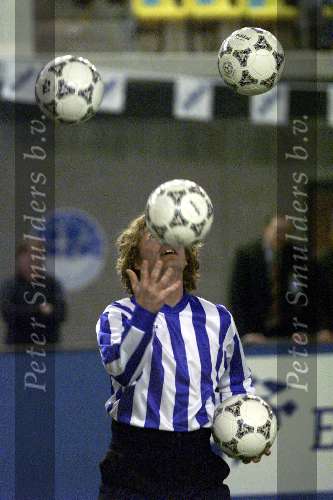 Eindhoven, 13 januari 1999
Indoor Soccer
Jongleur Erik Borgman met 5 ballen