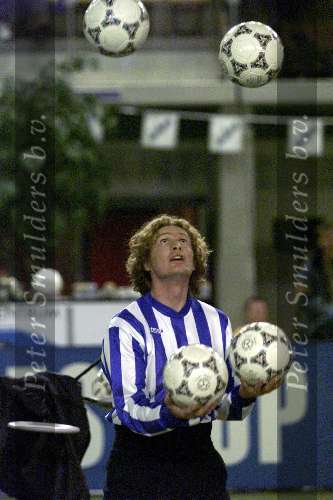 Eindhoven, 13 januari 1999
Indoor Soccer
Jongleur Erik Borgman met 5 voetballen