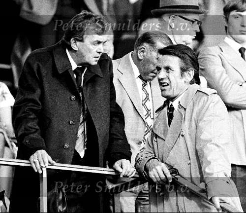 1979
Bondscoach van een zeer slecht spelend Nederlands elftal, Jan Zwartkruis advies vragend aan Ernst Happel