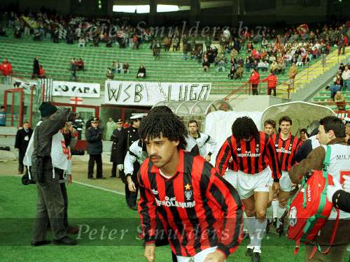 Frank Rijkaard spelend voor AC Milaan
Met op de achtergrond marco v Basten en Ruud Gullit 
1991