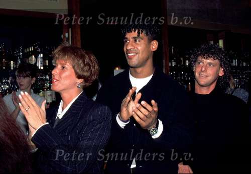 Frank Rijkaard samen met zijn vrouw Monqiue Rijkaard en zijn compagnon Benny Garcia tijdens de presentatie van hun ondegoed in 1994

PETER SMULDERS BV