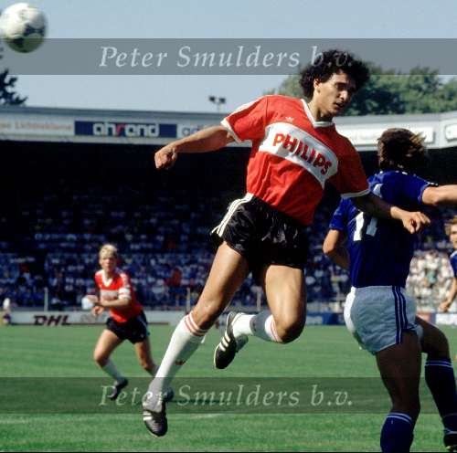 Gerald Vanenburg in aktie voor PSV tegen de FC Den bosch, op de achtergrond oud PSV-er Ronald Koeman