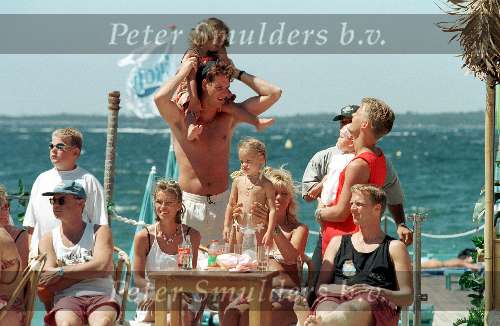 Voetballers in de zon in Juan Les Pain 1996
Op de foto v.l.n.r.: Vrouw van Frank de Boer (witte jurk), Guido Albers met dochtertje van Frank de Boer, Frank de boer zelf en John v d Brom
