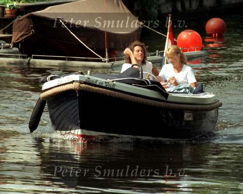 Linda de Mol samen met Sander en Julian aan het varen
in hun sloep