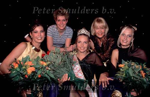23 oktober 1998
Miss Nederland 1998 Nerena Ruinemans met o.a. Sheila de Vries