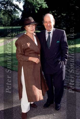 Ria Bremer ( met hoed  ) samen met haar man
1999