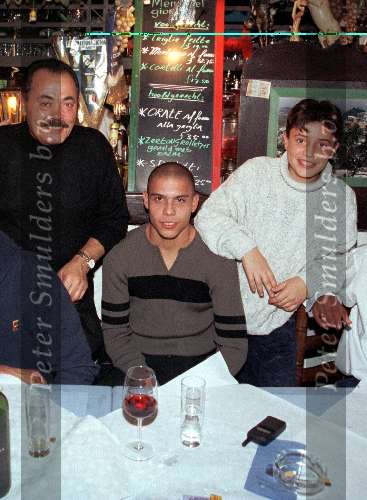 RONALDO met naast hem Domenico van Rest. La Grotta Azuro.
1999