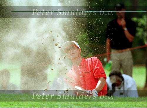 Hilversum, 22 juli 1999
TNT Open
De winnaar van TNT Open 1999 de australier Stephen Leaney met een bunkerslag.
Golfen