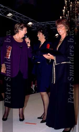 Sylvia Toth in gesprek met Annemarie Jorrtitsma bij de modeshow van Hardies in Den Haag