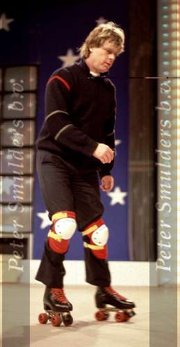 Willem Ruis op de rolschaatsen