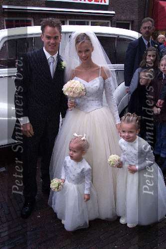 Monninekendam 28 december 1999
Trouwen Frank de Boer hier voor het stadhuis samen met zij a.s. bruid en 2 kinderen nadat ze officieel getrouwd waren
