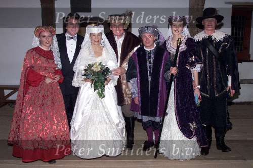 Henny Huisman : Trouwen na 25 jaar huwelijk voor de twee maal met echtgenote Lia in Kasteel Loevenstein in Zuilenchem
hier op de foto met Jacques D\\\'Anocan, Lee towers, de beide dochters en zijn schoonzoon