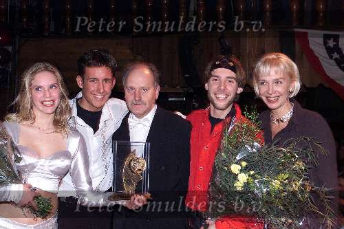 Uitgeest 17 januari 2000
Nieuwjaarsreceptie van Henk Geels in Bob\'s Saloon in Uitgeest.
Henk en Carla Geels met Magic Unlimited. (zonen Hans Kazan)